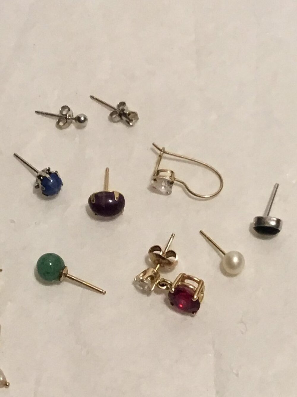 Lot of 14 lovely 14k gold earrings - mostly single stud earrings - Picture 3 of 16
